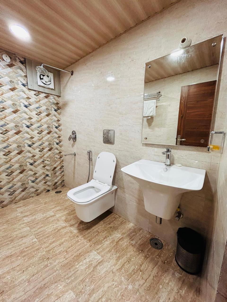 שימלה Yog Maya Regency B&B מראה חיצוני תמונה
