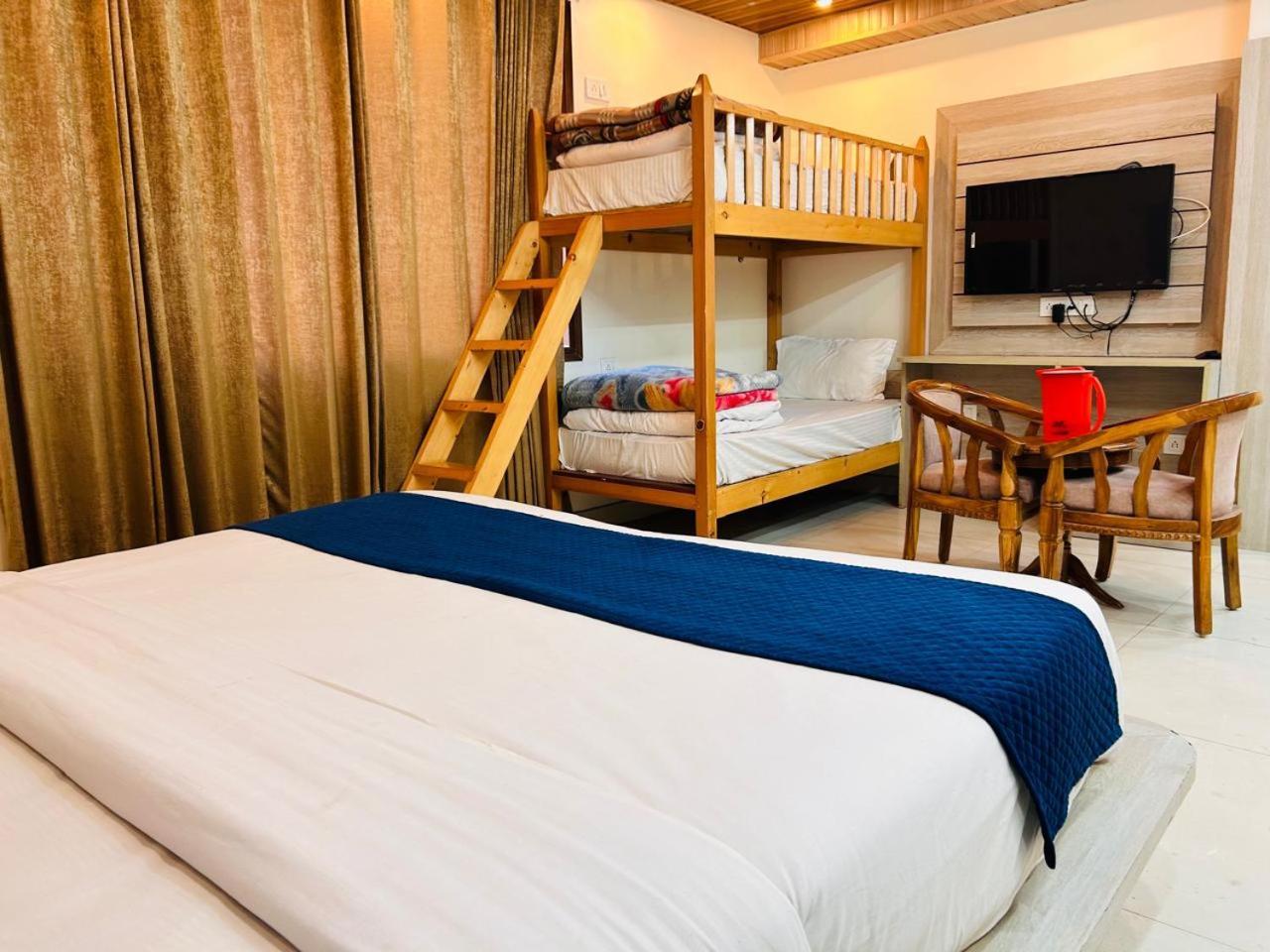 שימלה Yog Maya Regency B&B מראה חיצוני תמונה